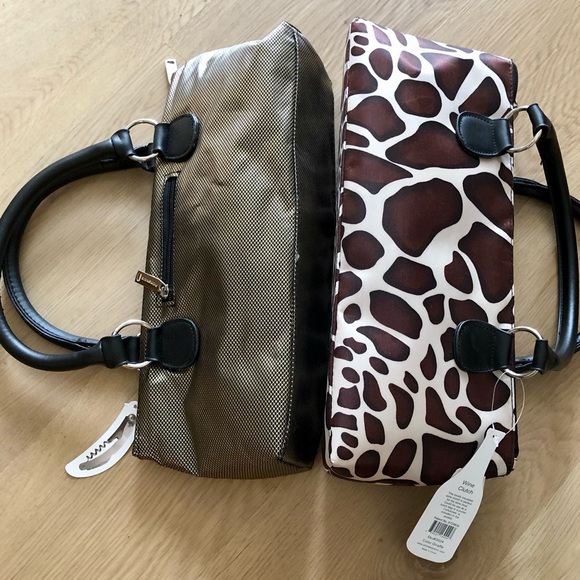 🍷Insulated Wine bags (2) with (2) wine openers - Picture 2 of 6